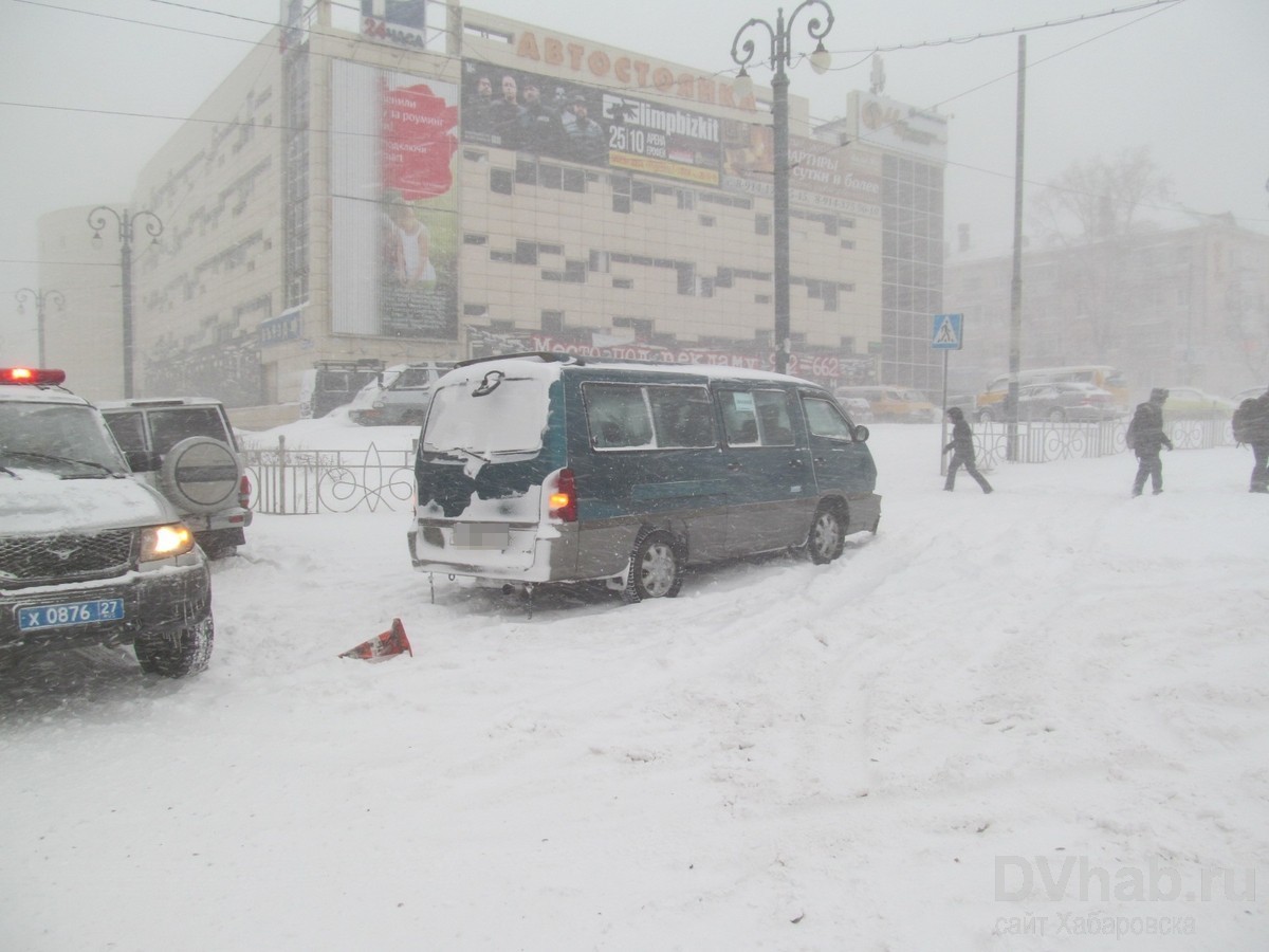 Водитель Land Cruiser при выезде со стоянки нарушил ПДД и врезался в Istana  (ФОТО) — Новости Хабаровска