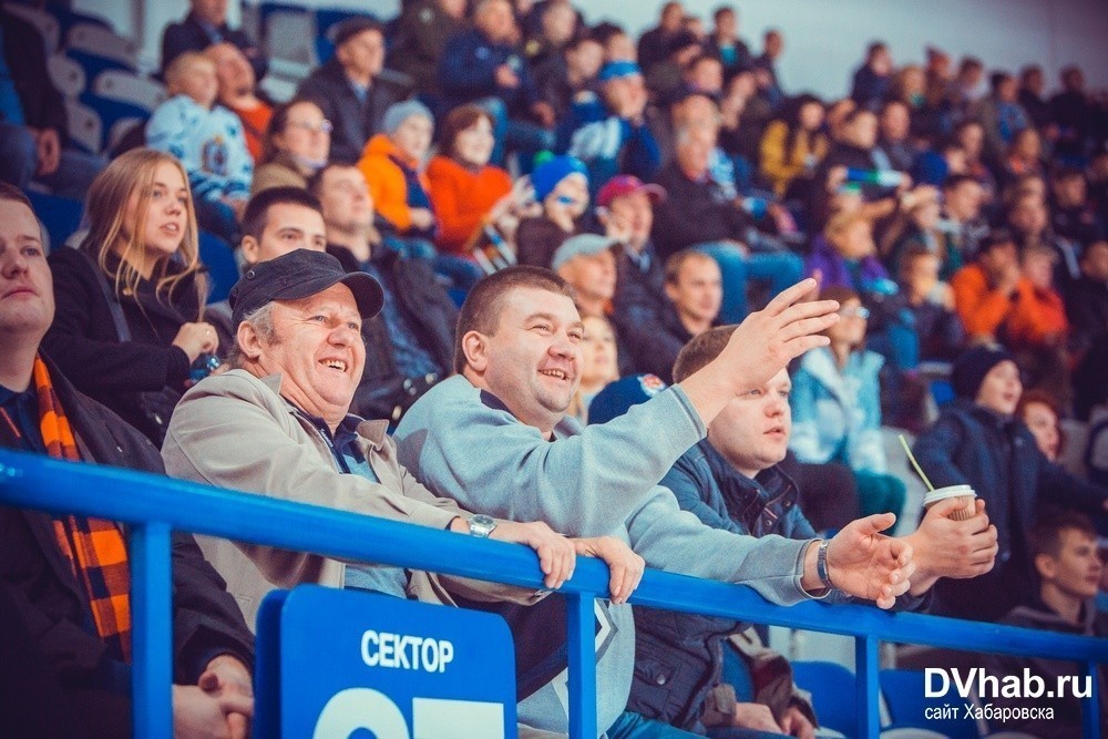 Платинум Арена Хабаровск трибуна. Болельщики хк Амур на трибунах. Платинум Арена Хабаровск фото трибун. Фото болельщиков Амура.