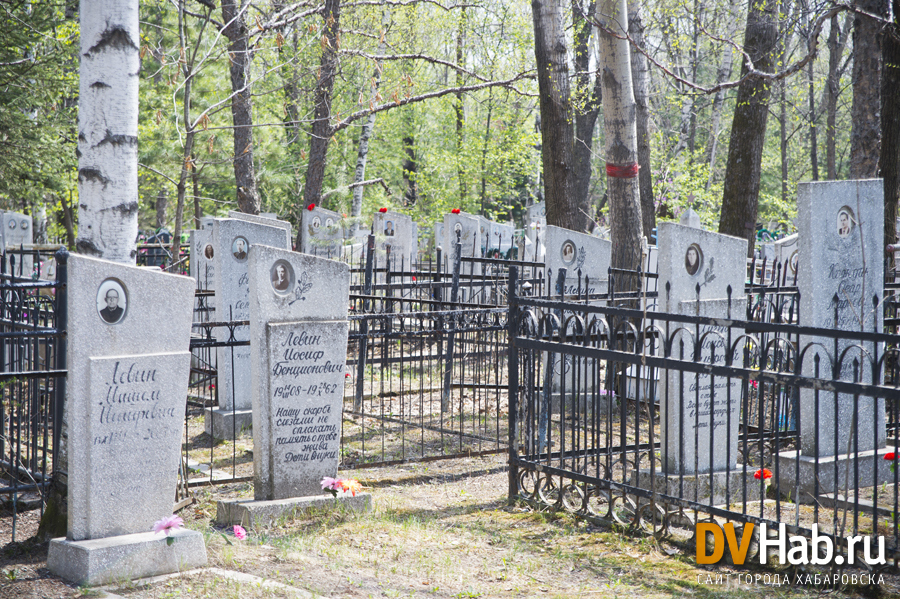 На хабаровской аллея. Матвеевское кладбище Хабаровск. Хабаровск центральное кладбище центральное кладбище. Военное кладбище Хабаровск. Аллея героев на Хабаровском кладбище.