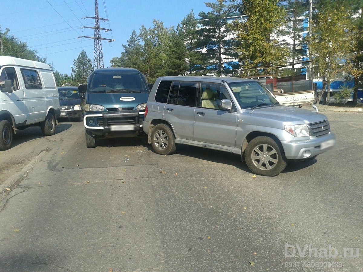 На улице Некрасова микроавтобус Delica врезался в Pajero Io из-за  несоблюдения дистанции (ФОТО) — Новости Хабаровска