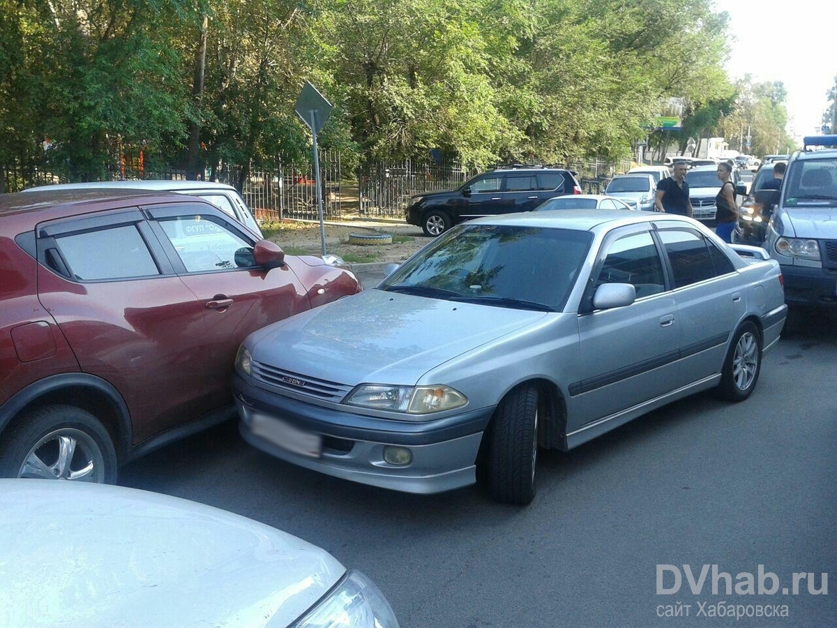 Водитель Toyota Carina врезался в Juke при попытке заехать на парковку  (ФОТО) — Новости Хабаровска