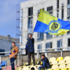 Многие болельщики пришли с шарфами «Луча», а некоторые с флагами — newsvl.ru