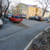 Засыпанный землей участок тянется от продуктового минимаркета до середины межквартальной автомобильной дороги — newsvl.ru