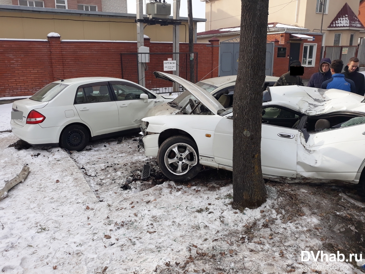 Хабаровчанка на Nissan Laurel разбила три машины и влетела в дерево (ФОТО;  ВИДЕО) — Новости Хабаровска