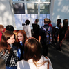 За час до экзамена школьники собираются у ворот пункта проведения и ищут свои фамилии в списках — newsvl.ru