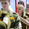 Нести знамя доверяют самому ответсвенному в отряде — newsvl.ru