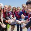 Выпускники школы №82 выпускали голубей “на удачу”  — newsvl.ru