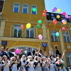 В завершение официальной части праздника выпускники отпустили в небо воздушные шары, к которым были привязаны бумажные голуби с желаниями — newsvl.ru