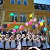 Первоклашки поздравили выпускников стихами, воздушными шарами и золотыми колокольчиками, которые будут напоминать ребятам о школьных звонках — newsvl.ru
