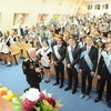 Выпускники школы готовятся к торжественной части — newsvl.ru