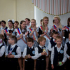 Младшие ученики поздравляют старших товарищей танцами и стихами, а выпускники прощаются с учителями — newsvl.ru