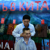 Доктор Цзоу Линь из поликлиники Цзюхэтан (Суйфэньхе) делает массаж всем желающим — newsvl.ru
