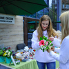 Девушки из салона флористики делали букеты и венки для желающих — newsvl.ru