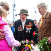 Горожане дарили ветеранам цветы и поздравляли с праздником — newsvl.ru