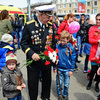 Горожане дарили ветеранам цветы и поздравляли с праздником — newsvl.ru