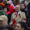 На парад многие пришли с георгиевскими ленточками и цветами — newsvl.ru