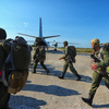 Бойцы поднимаются на борт Ан-26  — newsvl.ru