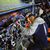 Здесь опытные инженеры вручную крутят гайки и отрывают куски изоленты для электропроводки — newsvl.ru