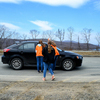 Активисты в оранжевых футболках на острове Русском останавливали автомобилистов — newsvl.ru