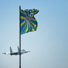 Флаг Военно-воздушных сил России, на заднем плане Су-27СМ — newsvl.ru