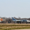 Фронтовой бомбардировщик Су-24 зашел на посадку — newsvl.ru