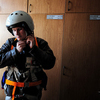 Летчики после инструктажа надевают летные военные комбинезоны и шлемы — newsvl.ru