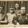 Александр Марьев с семьей (на груди у него орден 1944 года и медаль 1940 года) — newsvl.ru