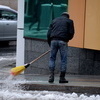 Утром убирать тротуары вышли дворники — newsvl.ru