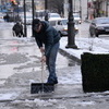Утром убирать тротуары вышли дворники — newsvl.ru