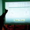 Главный элемент тира - бронированный сенсорный экран, на который при помощи проектора и компьютера выводятся изображения различного типа мишеней — newsvl.ru