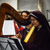 Монахиня церкви Пресвятой Богородицы Мария-Стелла Витиер играет во время службы на арфе — newsvl.ru