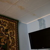 Косметический ремонт в квартире муж с сыном сделали в прошлом году, признаётся, радовались, что удалось скрыть пенопластом следы протечек. Не помогло! — newsvl.ru