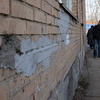 Жильцы пытаются подлатать фасад своими силами — newsvl.ru