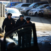 Сейчас вокруг этого дома дежурит наряд полиции — newsvl.ru