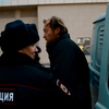 Отчаянного Семена сопроводили до полицейской машины — newsvl.ru