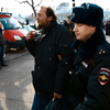 Двое сотрудников полиции поспешили увести с Корабельной набережной активного горожанина — newsvl.ru