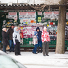 Горожане прячутся от ветра на автобусных остановках — newsvl.ru