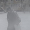 Мелкий снег и ветер залезают под шарфы и воротники, заставляют кутаться потеплее — newsvl.ru