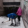 Уборка снега на ступенях подземного перехода в центре — newsvl.ru