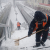 Рабочие расчищают ступеньки от снега — newsvl.ru