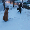 Пешеходам пришлось идти по нечищенным тротуарам и краю проезжей части — newsvl.ru