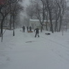 Служащие покровского храма расчищают единственный проезд к церкви через парк — newsvl.ru