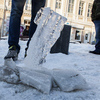 Такой кусок льда легко может причинить ущерб здоровью человека — newsvl.ru