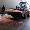 Грейдер очищал дорожное покрытие от снега после прошедших осадков — newsvl.ru