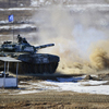Экипаж по команде открывает огонь по мишени из танковой пушки — newsvl.ru