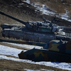 Они до сих пор составляют основной костяк танковых войск Вооруженных Сил РФ, после того, как Минобороны в прошлом году отказалось от дальнейшей эксплуатации Т-80 — newsvl.ru