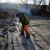 Строители убирают старую брусчатку и бордюрные камни — newsvl.ru