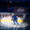 Традиционно молодые хоккеисты выезжают на лед с флагами команд-участниц матча перед представлением хоккеистов — newsvl.ru