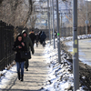 Люди идут пешком, чтобы не стоять в пробке — newsvl.ru