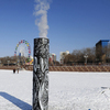 В нижнюю налита вода, чтобы скульптура была устойчивой — newsvl.ru